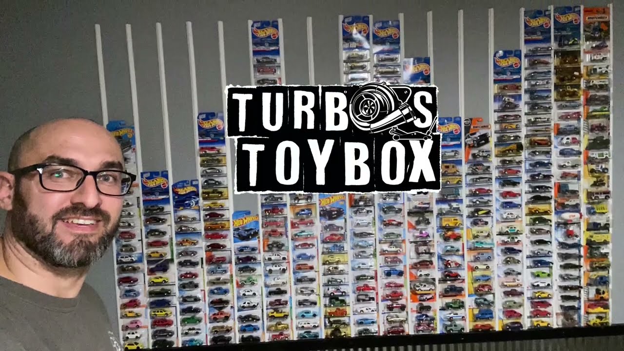 Самодельная подставка для демонстрации машинок HotWheels.