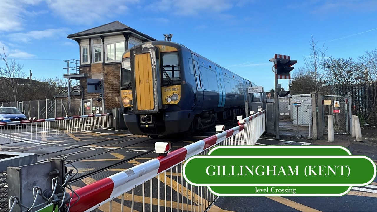 A cold and Squeaky Morning at Gillingham (KENT) Level Crossing
