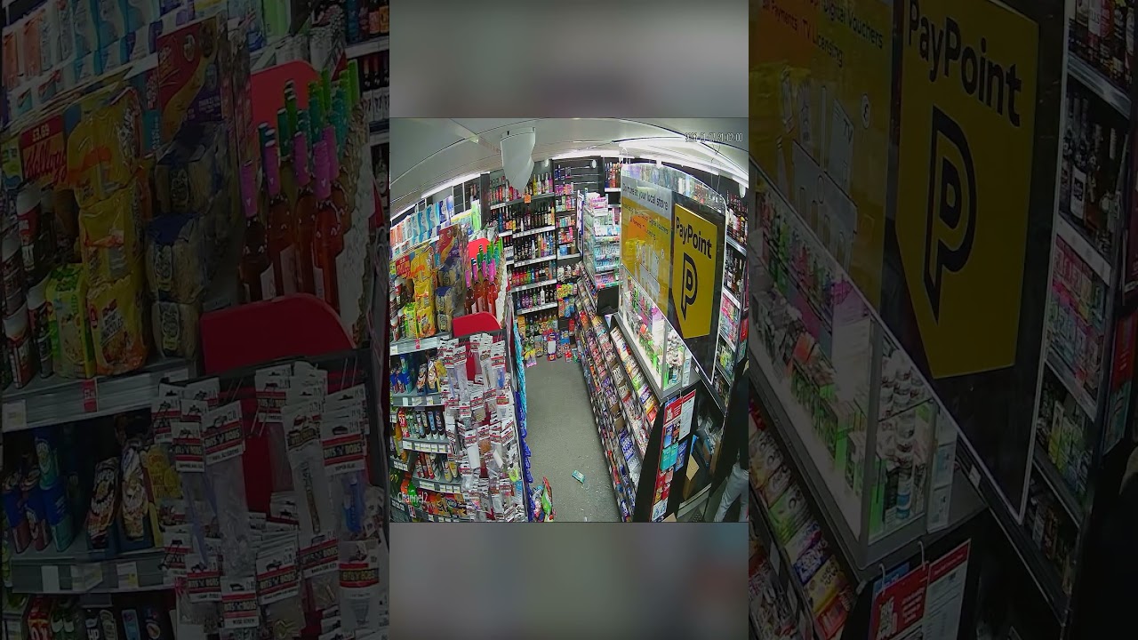 Владелец магазина в Донкастере защищает свой магазин от вооруженного грабителя.