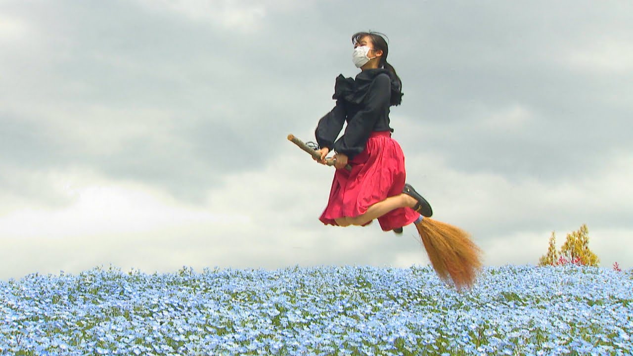 “魔女の宅急便”みたいに　ほうきを使って楽しく撮影♪　香川・国営讃岐まんのう公園