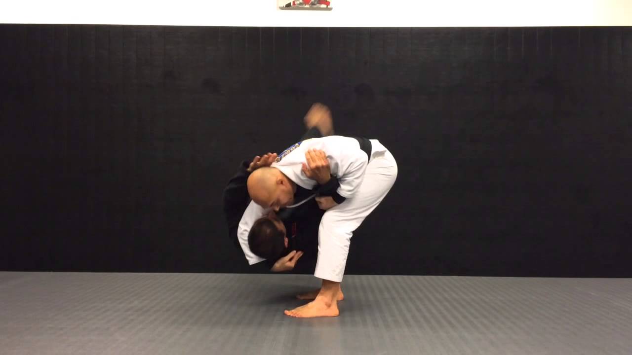Gracie Jiujitsu 101: self defence against double handed choke / throat grab