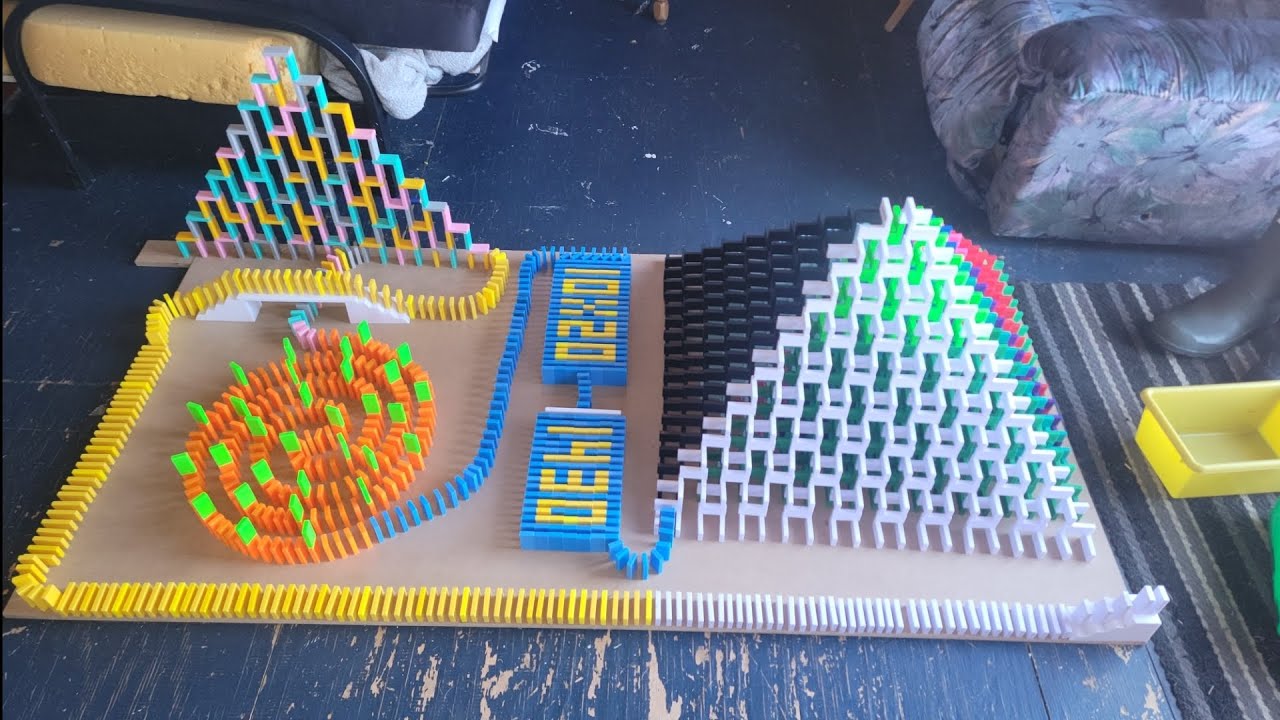 Domino Rally 11! (21000 Dominoes)