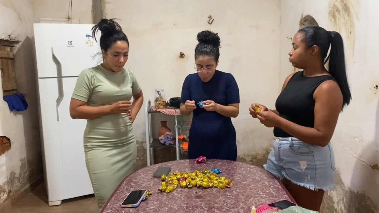 DESAFIO COM AS MENINAS QUEM COME MAS FOFÃO
