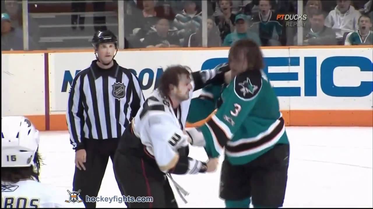 Aaron Voros vs Douglas Murray Oct 30, 2010 - Anaheim feed