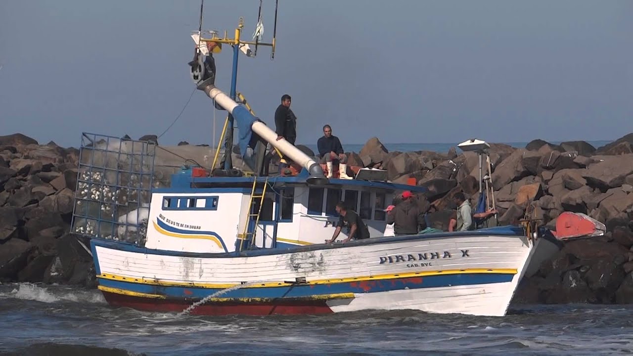 Barco Piranha X carregado de anchova, encalha ao entrar na 
