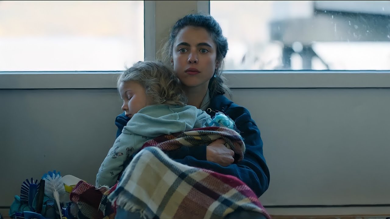 أم بتشتغل عاملة نظافة عشان تعرف تصرف على بنتها.. ملخص الجزء الاول من مسلسل Maid