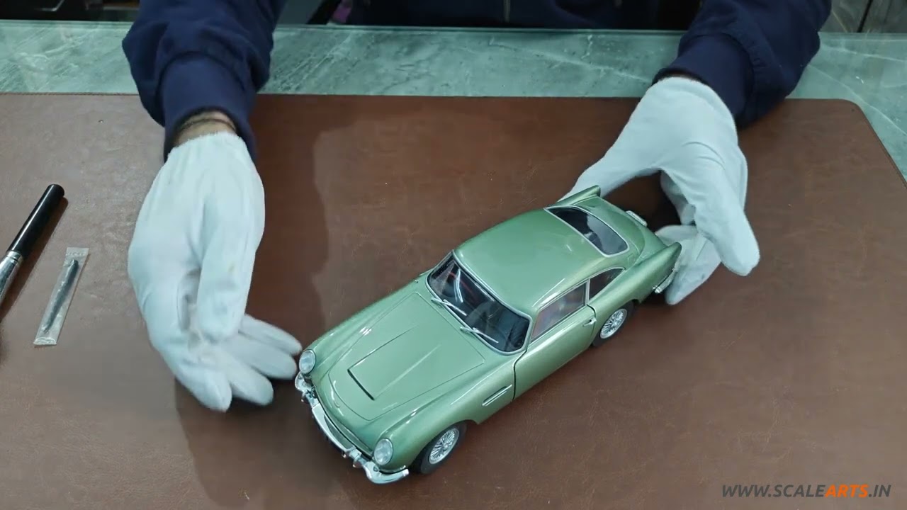 Unboxing 1964 Aston Martin DB5 Porcelain Green 1:18 Solido diecast scale model car review