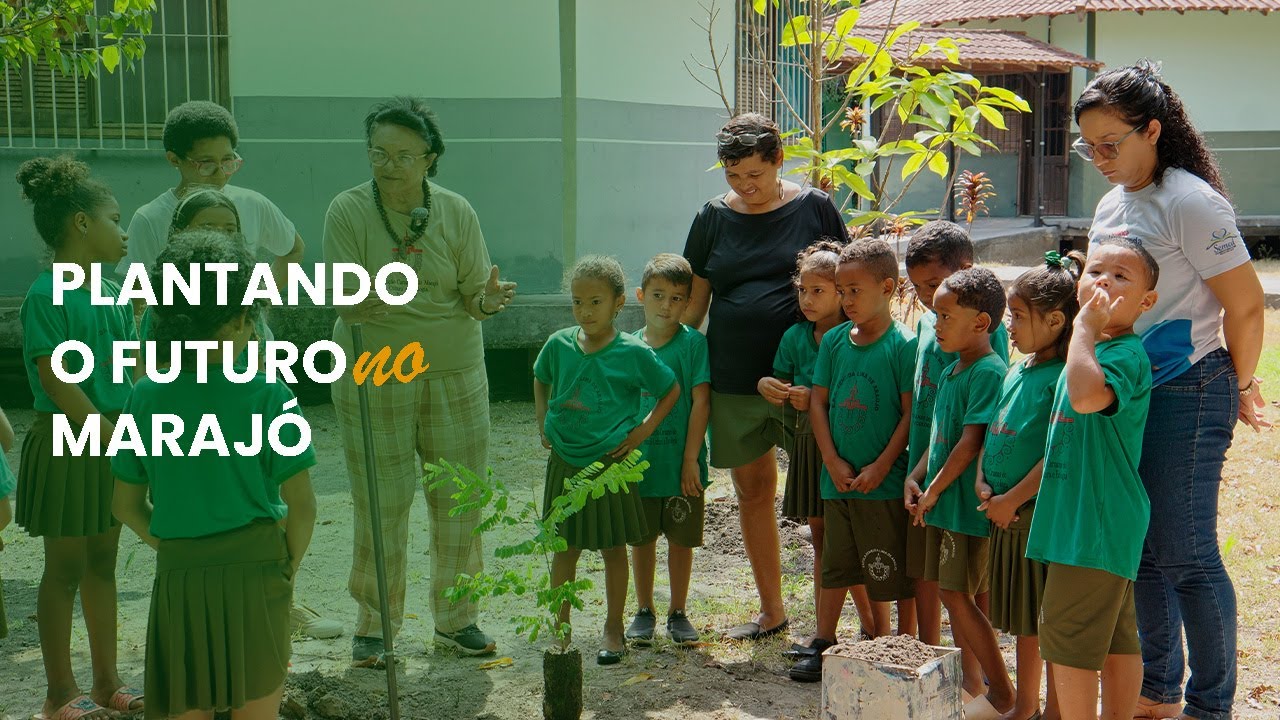 Zeneida Lima e as crianças do Instituto Caruanas