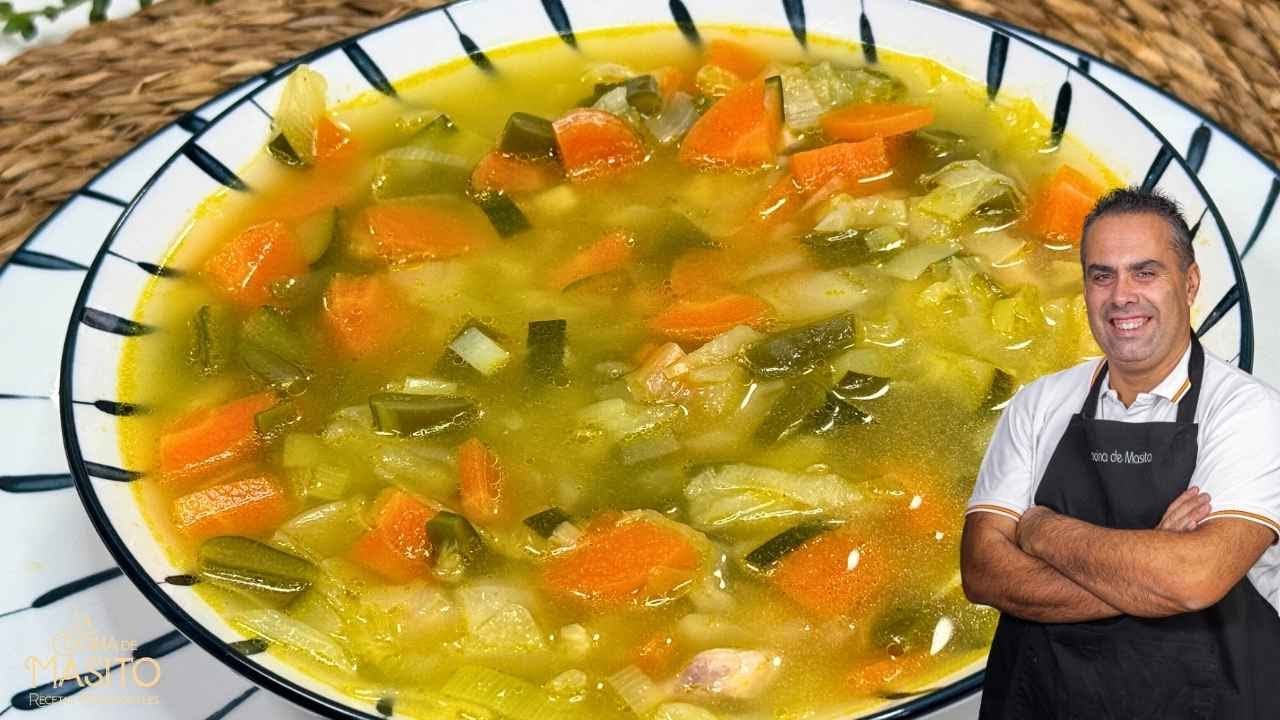 Sopa reconfortante de pollo y verduras casera y ligera