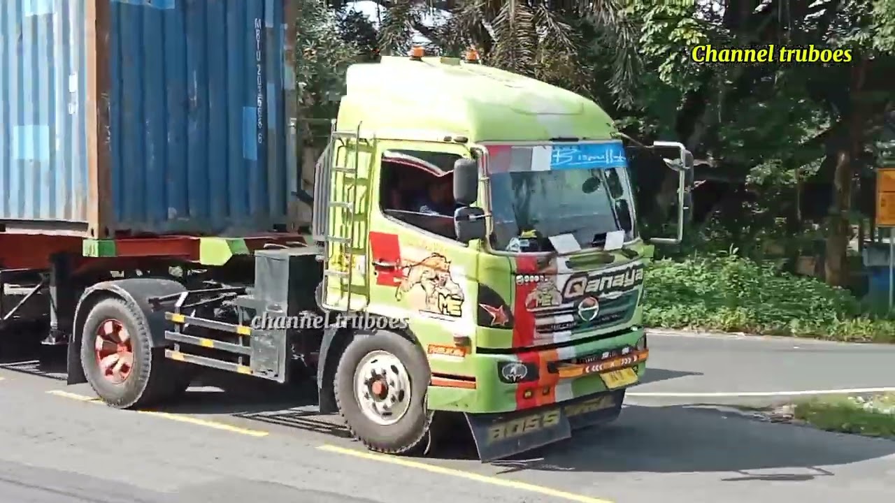 Rombongan truk countainer lintasi jalan simpang tiga pos kp menuju rmi