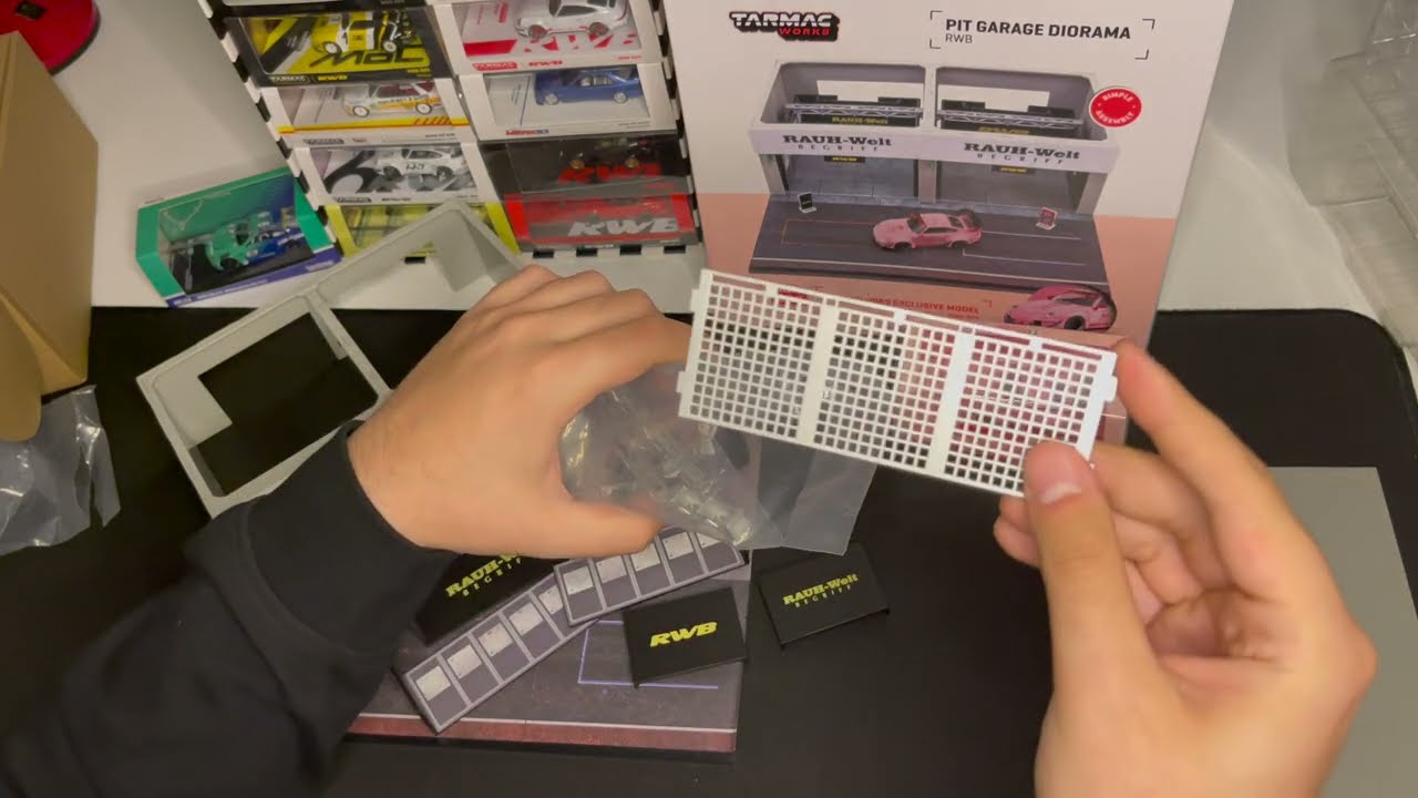 Tarmac Works 1/64 RWB Pit Garage Diorama Set & Special Hooters RWB 993
