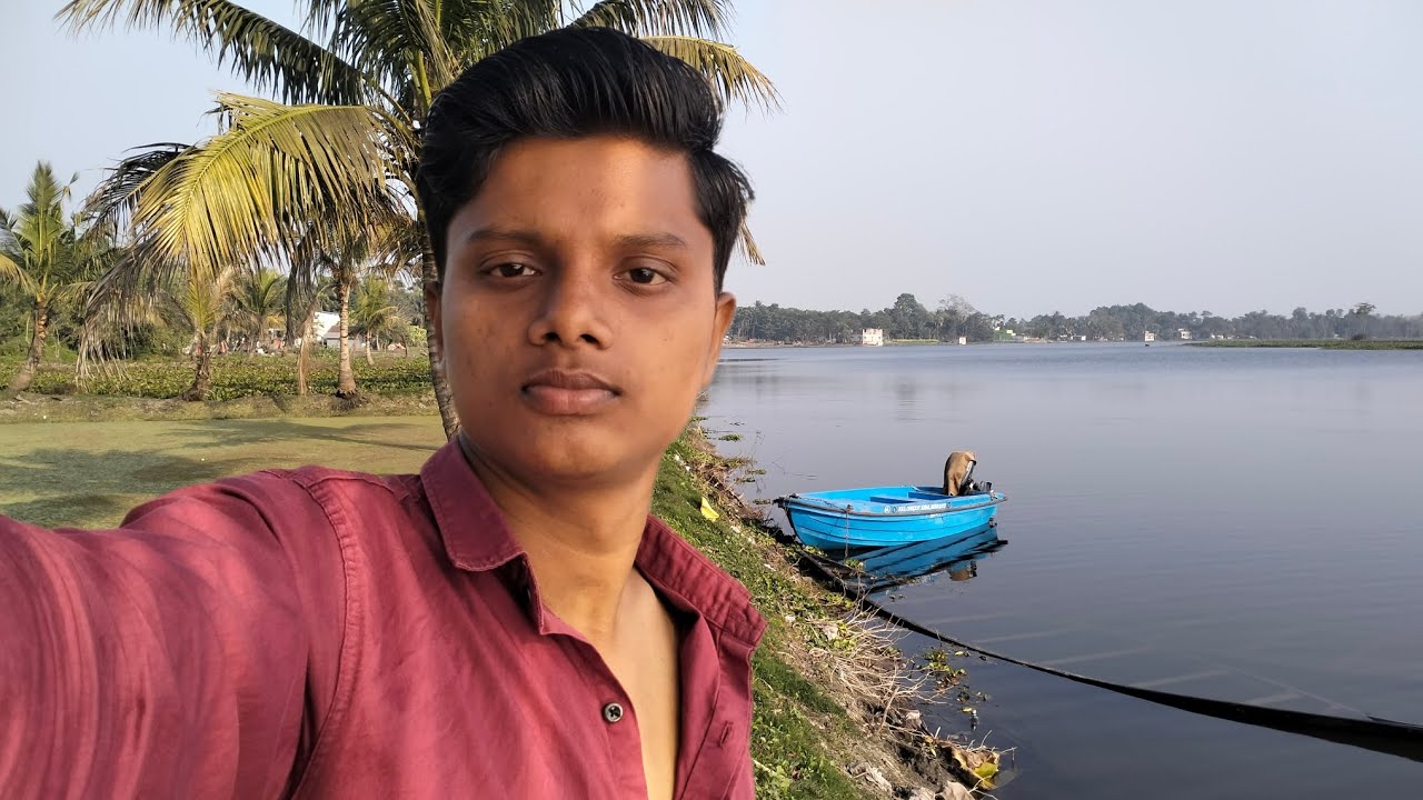 পুকুর বা বিলের মাঝখানে সুন্দর একটি জায়গা