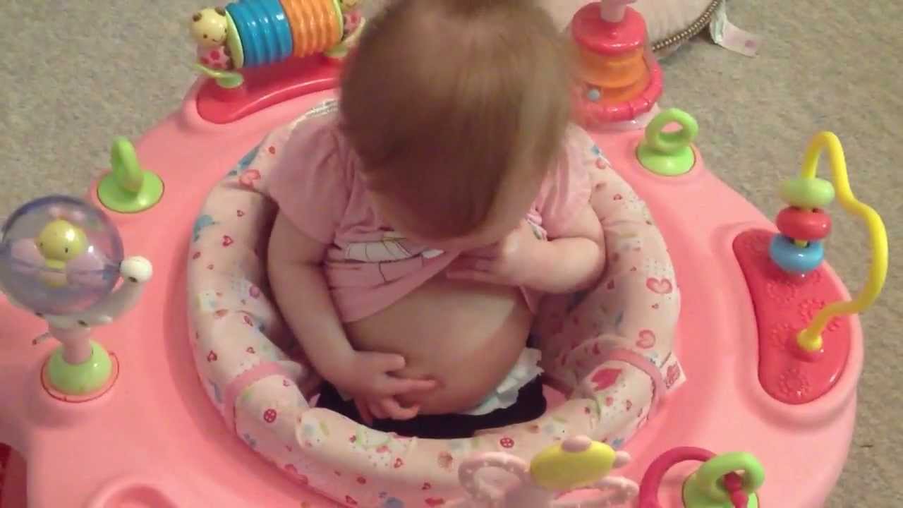 Layla finds her belly button
