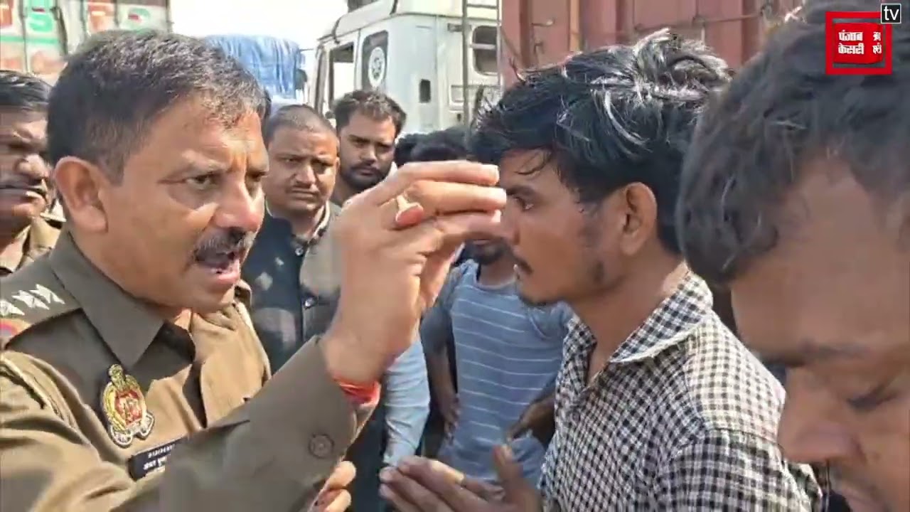 Mirzapur: टोल कर्मियों ने Truck Driver को जमकर पीटा, जबरदस्त हंगामा