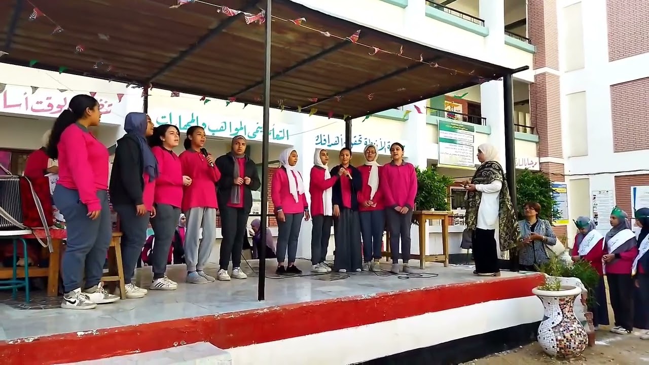 في الكتب قرينا اداء الطالبات، ابداع الاستاذة نجلاء فتحي.