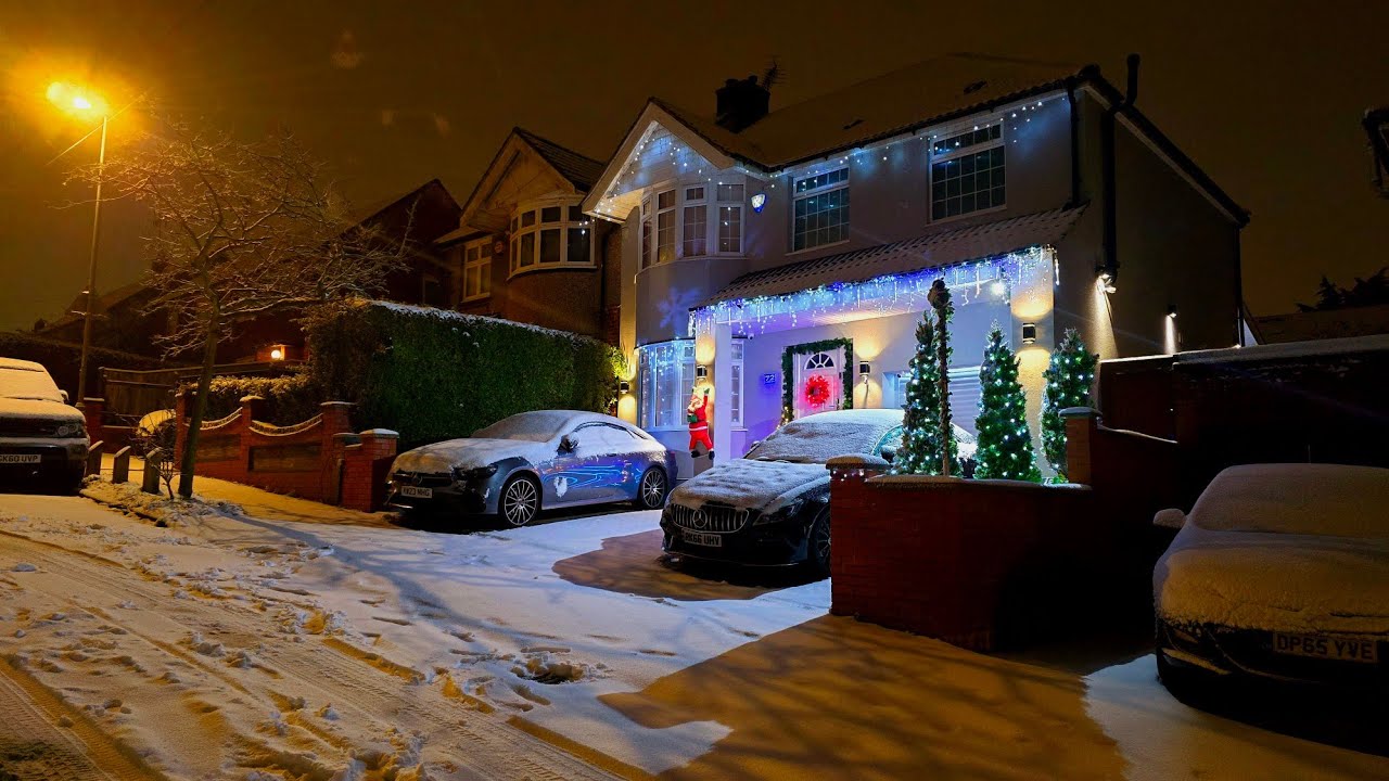 4K UHD First Snow of the 2025!!! Saturday Night Walk in Luton, Bedfordshire, UK