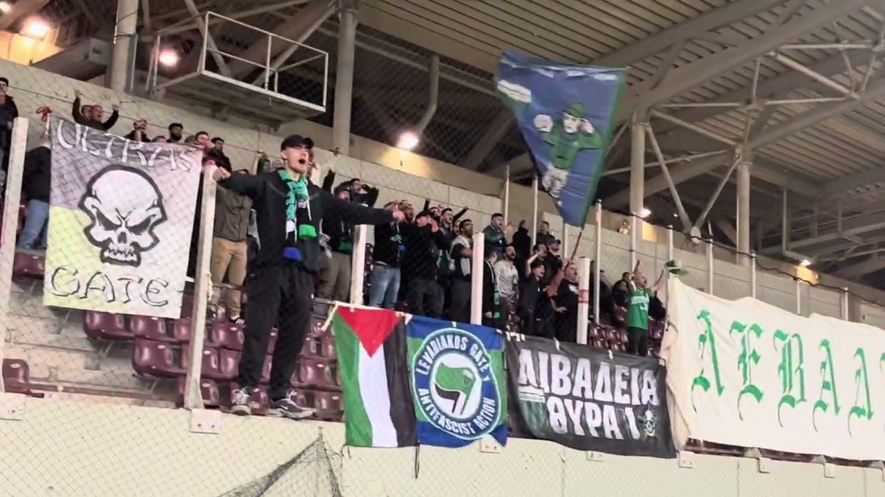 Οι φίλοι της ΑΕΛ και του Λεβαδειακού φωνάζουν απο κοινού το σύνθημα για τα Τέμπη