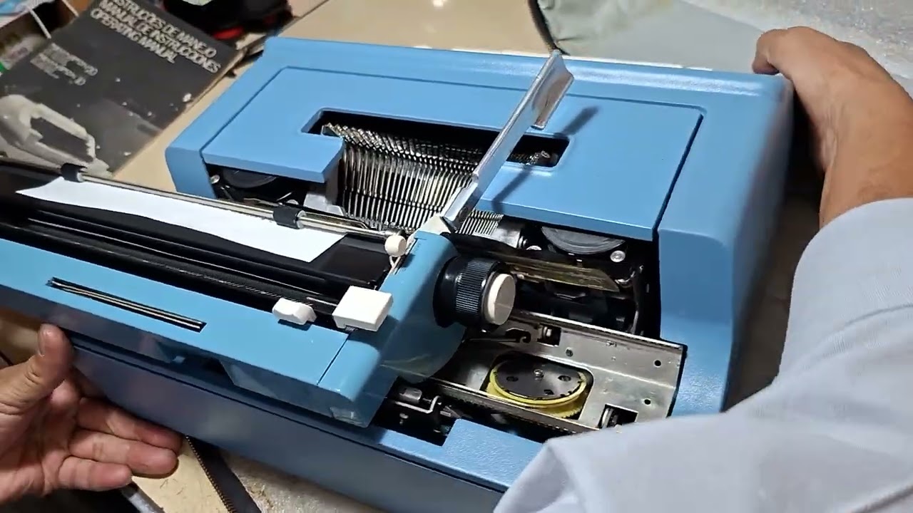 Maquina de escribir semiportatil OLIVETTI STUDIO 46 año 1974