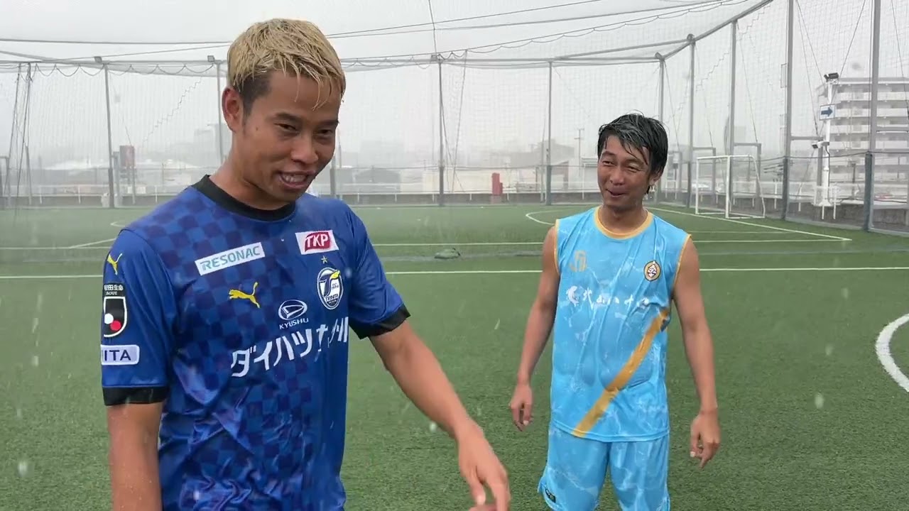 大雨の中でサッカーしてみた！絶対、真似すな！