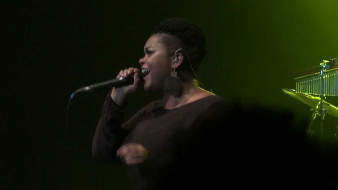 Jill Scott - Rolling Hills (Live @ Le Bataclan, Paris) [2011-12-06]