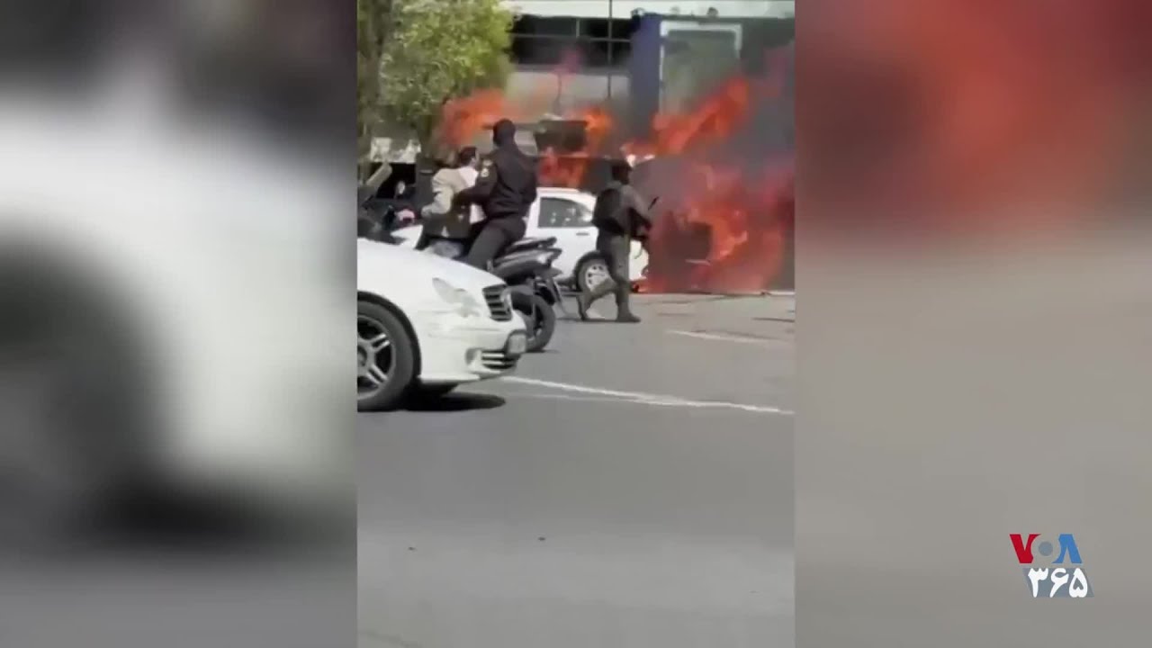 خودروی «یگان ویژه» در میدان انقلاب تهران در آتش