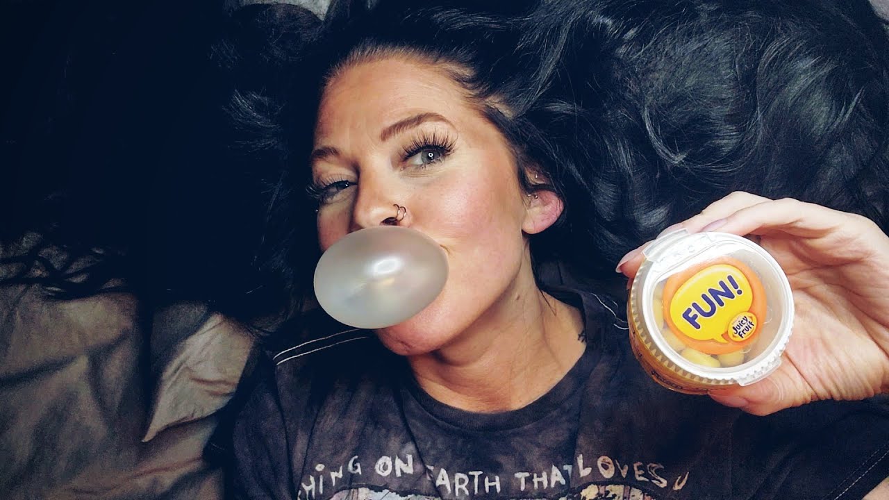 ASMR - Надувание/жевание жевательной резинки (в постели)