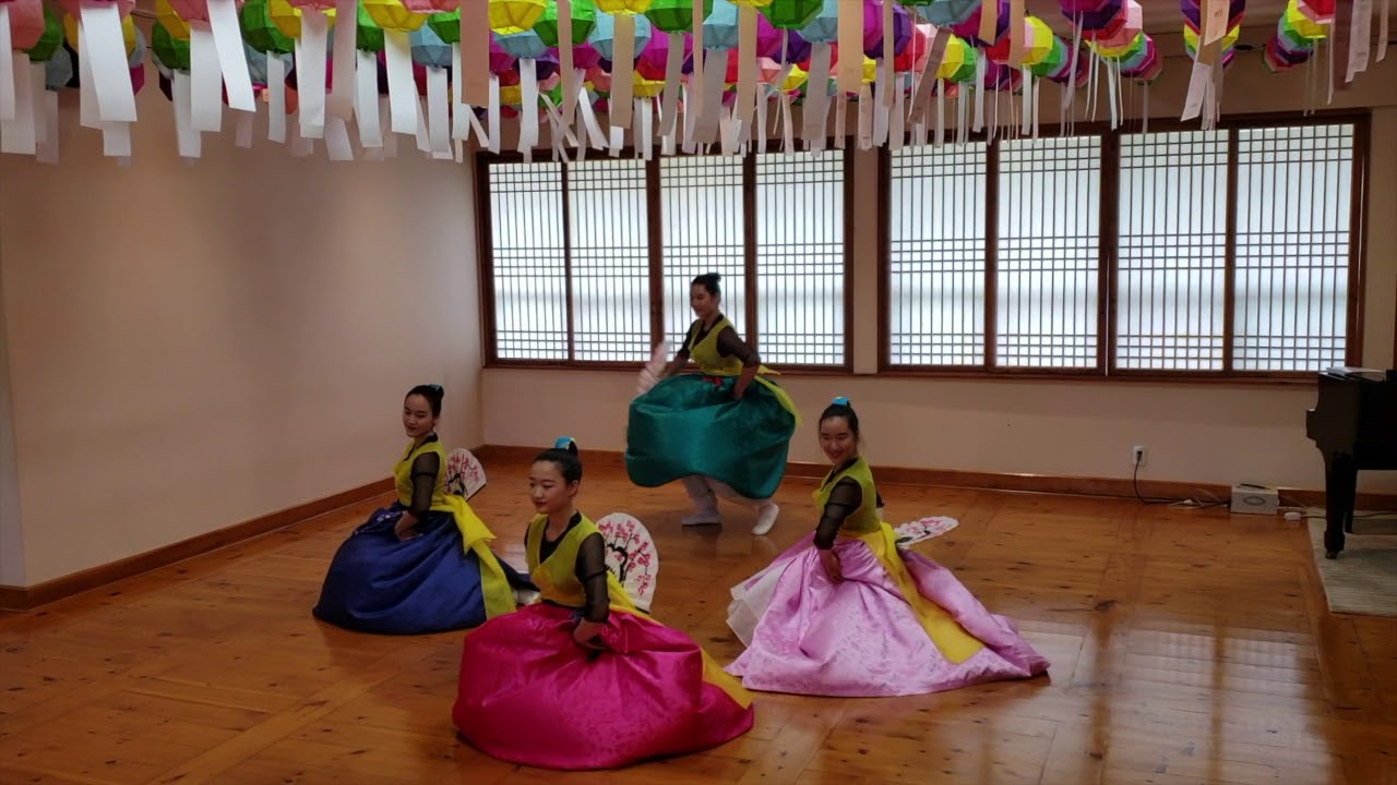 Fan Dance to the music 