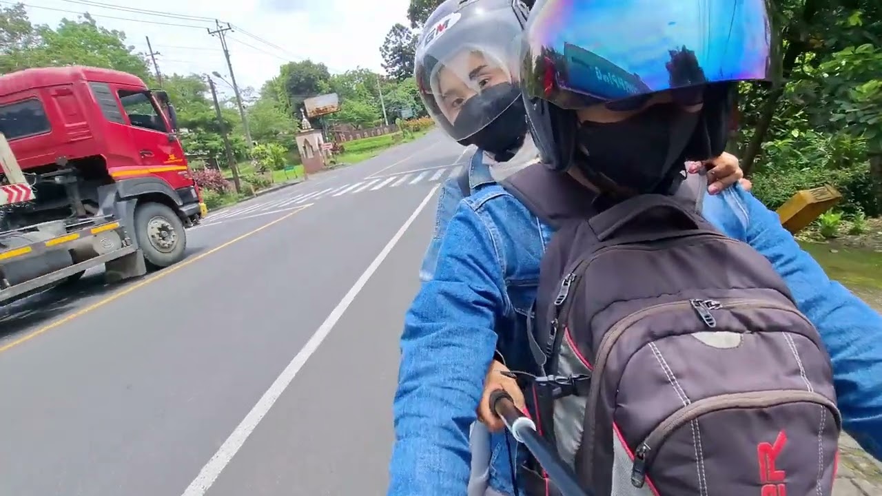 Momen kebersamaan saat perjalanan ke jogja