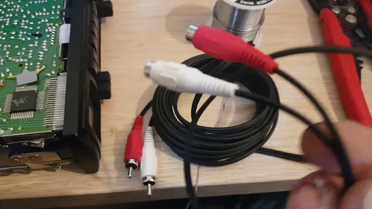 Modification électronique pour ajouter des sorties RCA a un autoradio qui n'en possède pas.