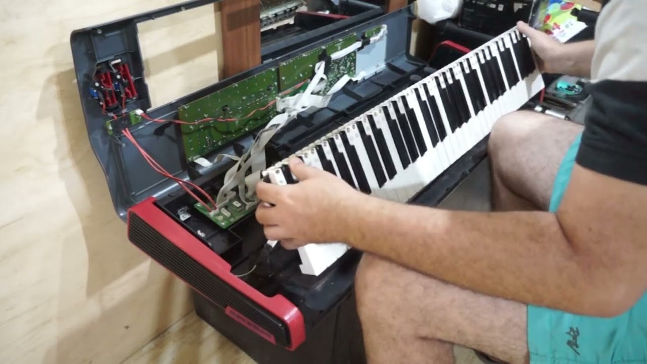 Novation Impulse 61 sendo desmontado