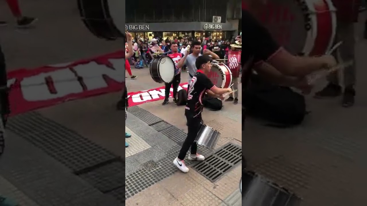 La Famosa Banda del Camión tocando en la Peatonal en un evento solidario
