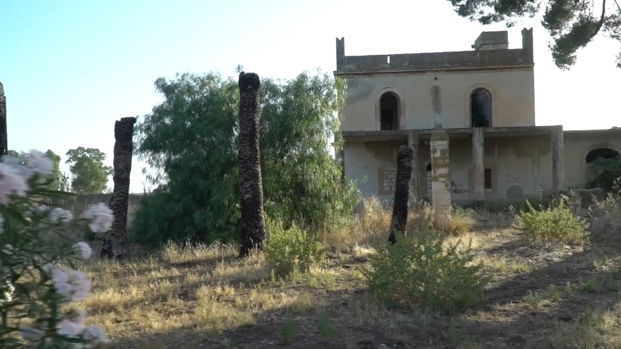 BRIVIDI, IL FANTASMA DELLA BAMBINA CI OSSERVA - 11 - VILLA SCHIFITTO - URBEX - SICILIA ABBANDONATA