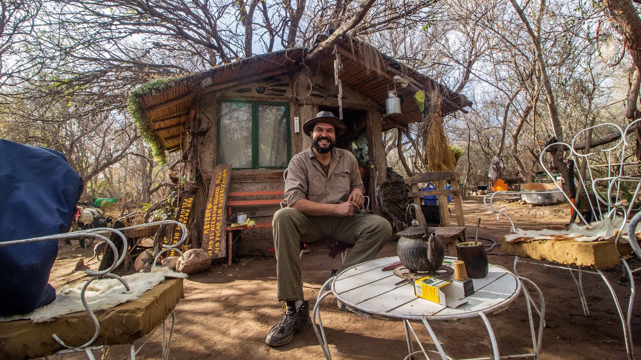 Vive solo en una casita de barro de 9 metros cuadrados en el medio del monte chaqueño