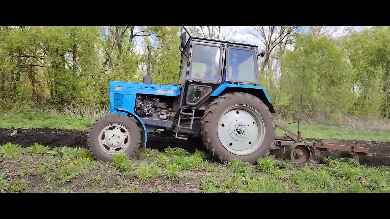 Трактор МТЗ -82.1.Весенняя пахота трёхкорпусным плугом. 08:05:2025