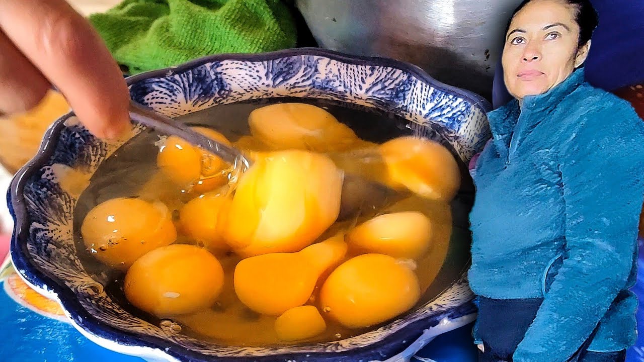 EXTREME Mexican Street Breakfast || Eggs In Green Salsa, Cactus, Chorizo & Chicharrón || Street Food