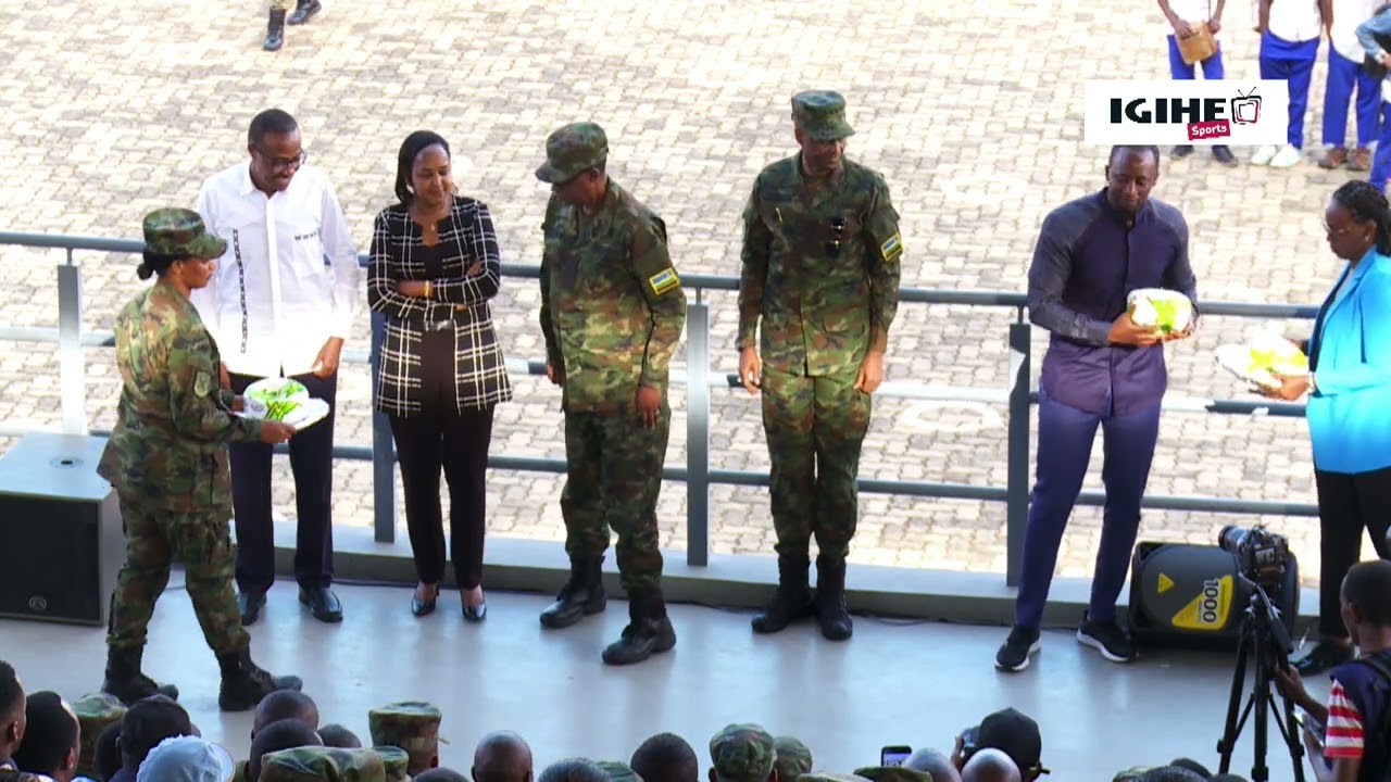 Perezida wa FERWAFA yahaye igihembo abayobozi bakuru muri RDF || Gen Kazura yigaragaje aconga ruhago