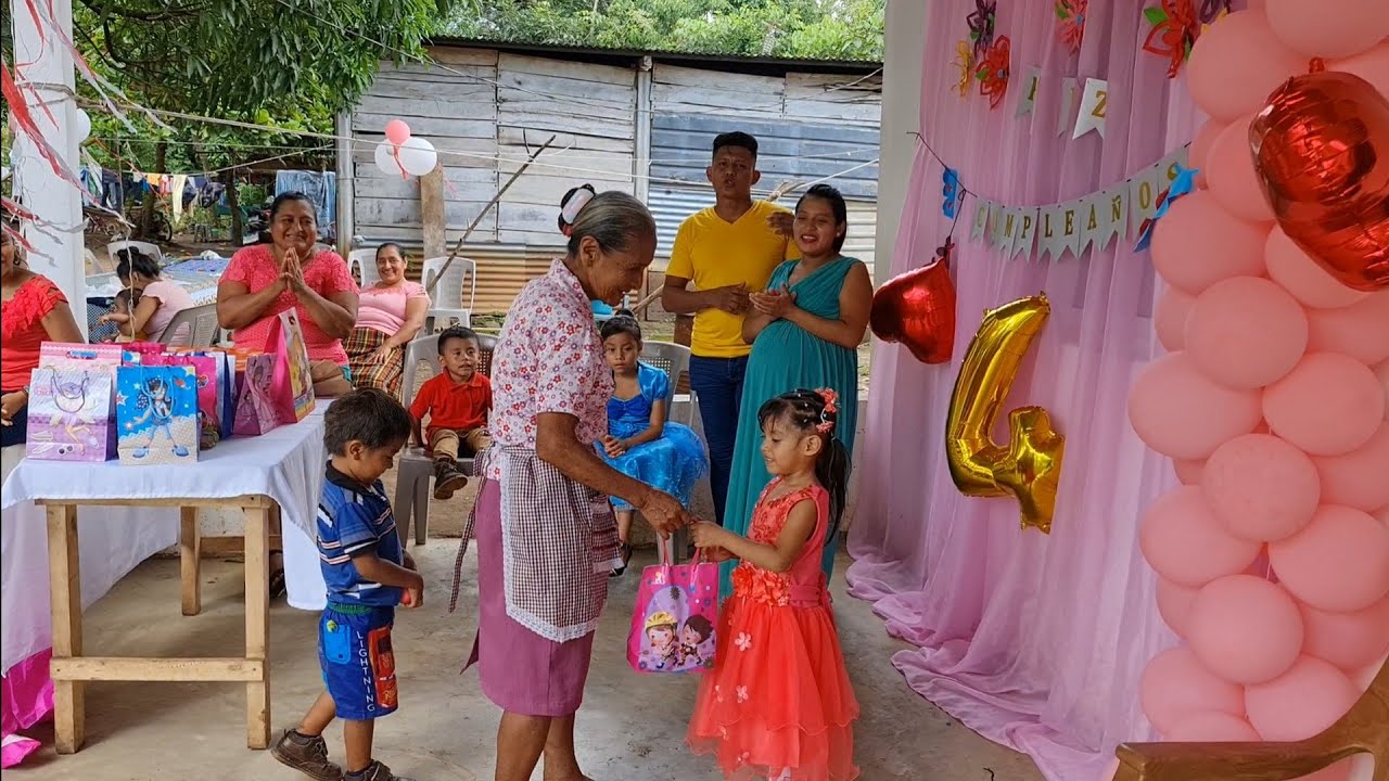 Llegó la hora de Entregarle Los REGALOS🎁 a La AQUI TOY mirén con cuanta Alegría😂 los Recibió😱
