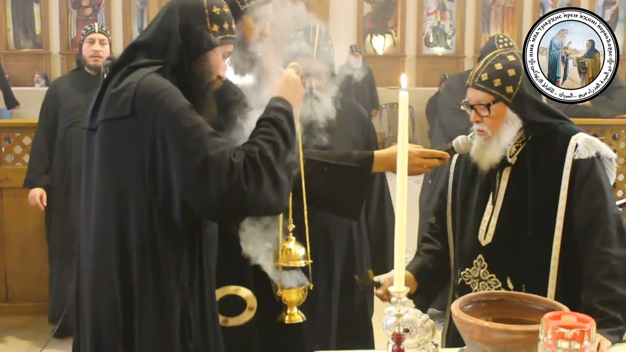 الآباء الرهبان بدير السريان يصلون صلوات التجنيز يوم أحد الشعانين 17-4-2022م