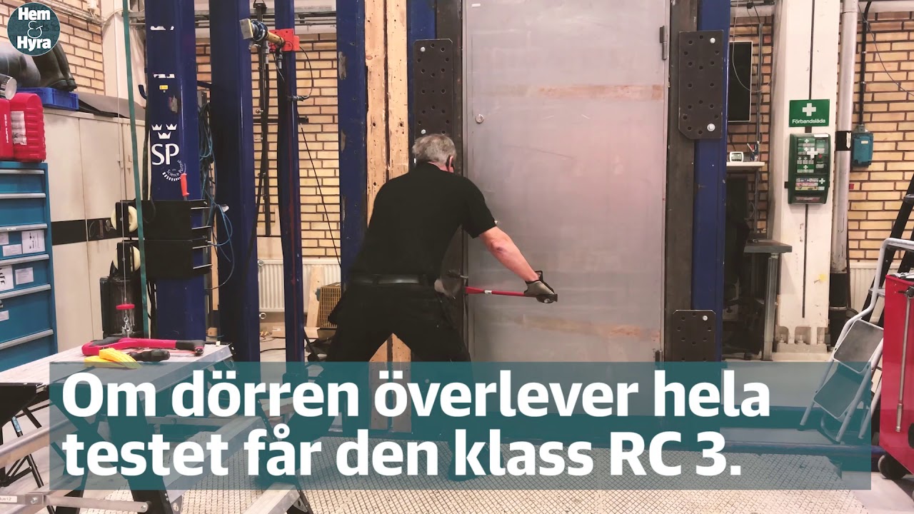 Så testas en säkerhetsdörr – se proffset bryta sig in