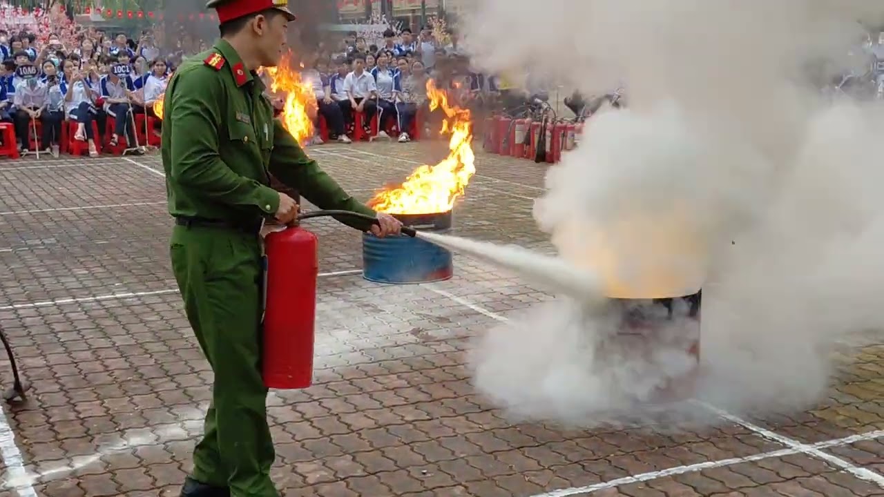 Diễn tập phòng cháy chữa cháy trong trường học.