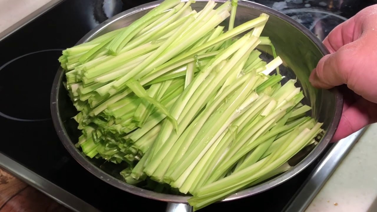 Stirfry garlic chives 清炒青龙菜