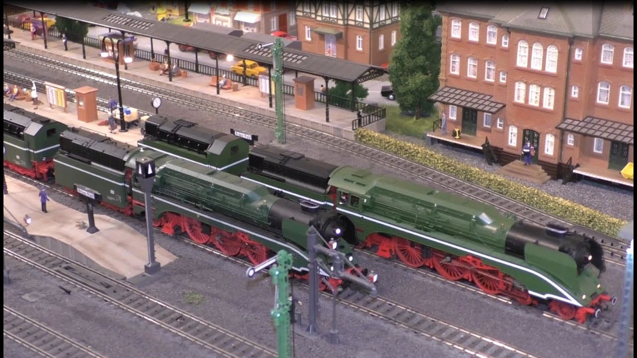 Modelleisenbahn Büren: BR02 0201 und 18 201 im Vergleich