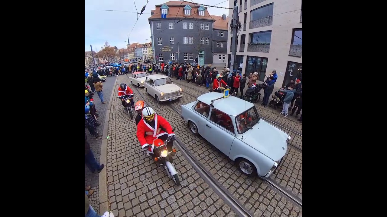 20251224 Weihnachtsmann-Ausfahrt Erfurt Domplatz Start framed