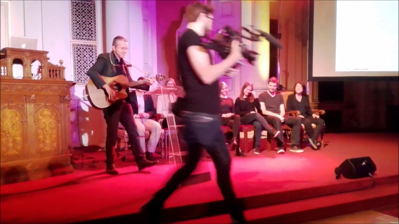 Laurent B&egrave;gue singt &uuml;ber seine Forschung