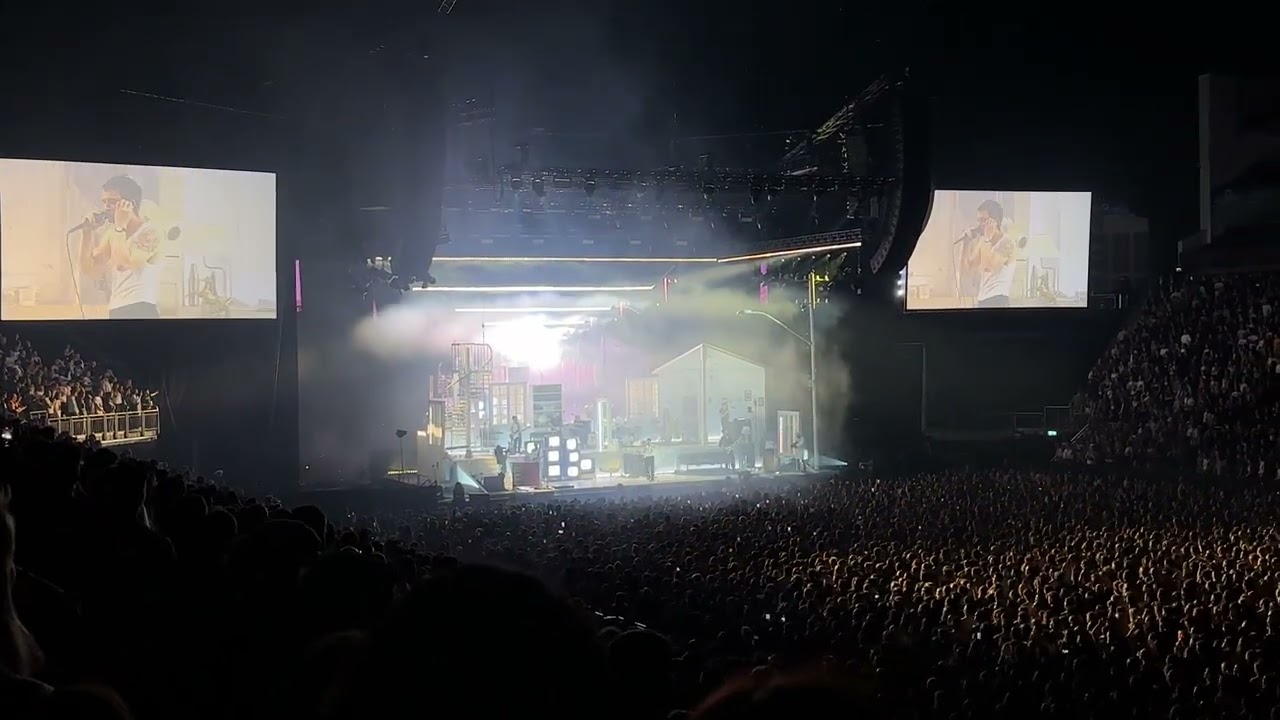 The 1975 - Somebody Else (Live from The O2 London N4)