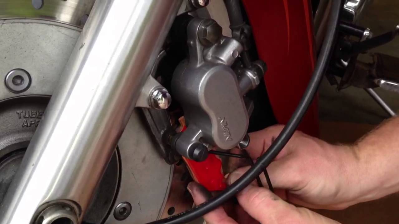Замена передних тормозов на Honda Shadow Sabre1100 2002 года выпуска. Автор: Боб Хоу-то