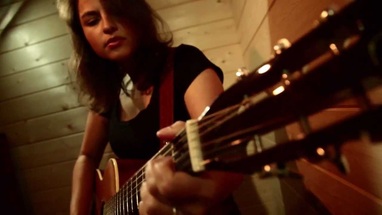 Handcrafted Sessions - Danni Nicholls, 'Warm your Hands'