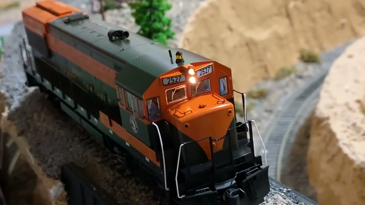 HO Scale Walthers GE U28B DCC Sound Diesel Locomotive GN GREAT NORTHERN #2527