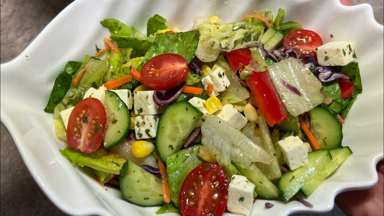 Fresh salad🥗: lettuce, cucumber, cherry tomatoes, bell pepper, quick and easy