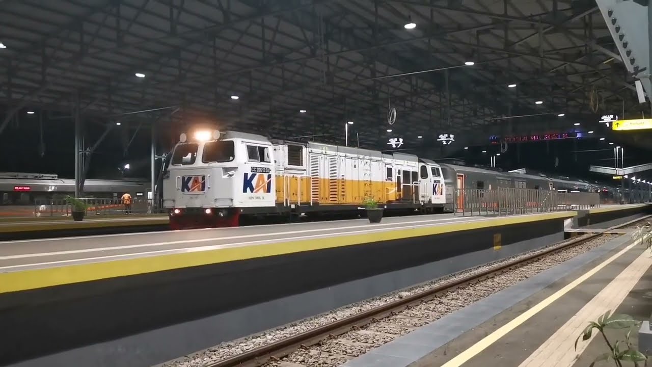 MENGINTIP KESIBUKAN STASIUN KROYA DI MALAM HARI
